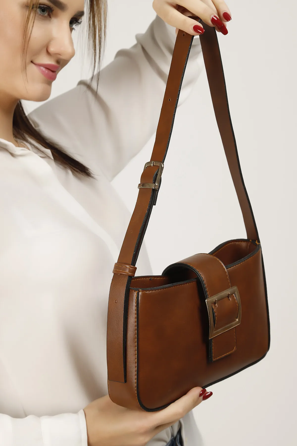 Женская сумка через плечо baguette с магнитной застежкой и пряжкой - цвет загара shk bag#3