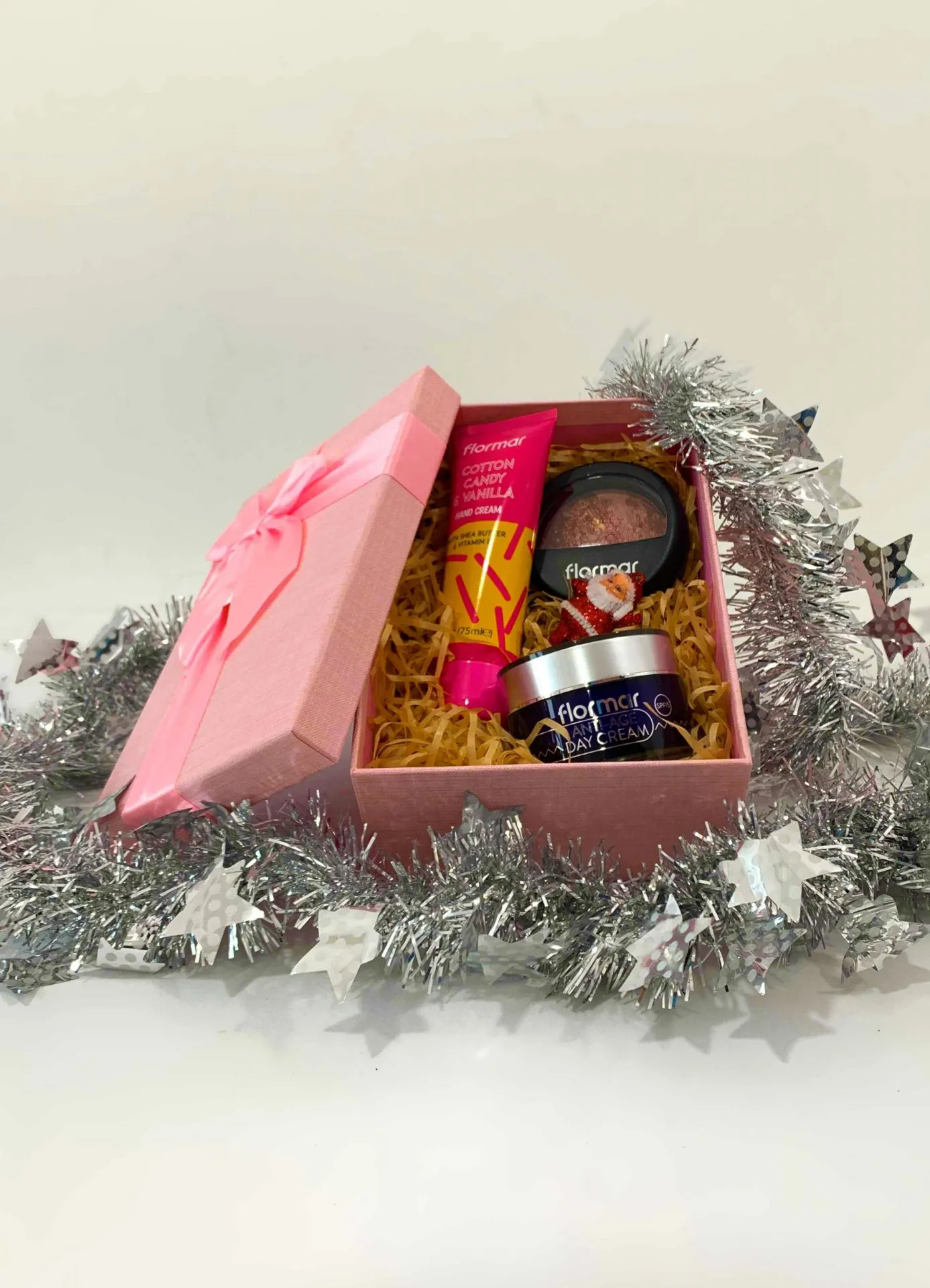 Подарочный набор - пудра-румяна, дневной крем, крем для рук, подарочная коробка n0220 SHK Gift#1