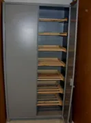 Шкаф металлический для хранения хлеба с хлебными поддонами#1