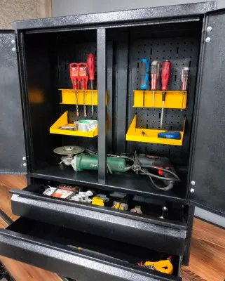 Шкаф настенный металлический для инструментов