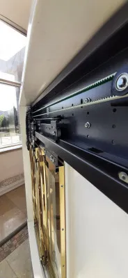 Механизм дверей кабины лифтового оборудования